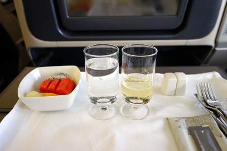 现在坐飞机可以带饮料和水吗