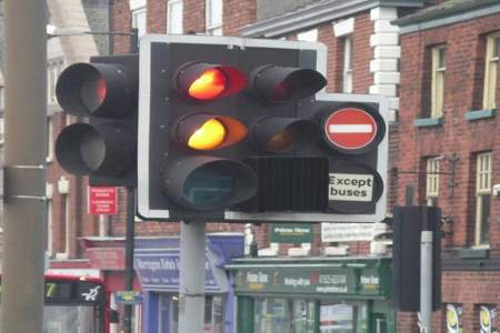 交通信号灯由红灯绿灯黄灯组成