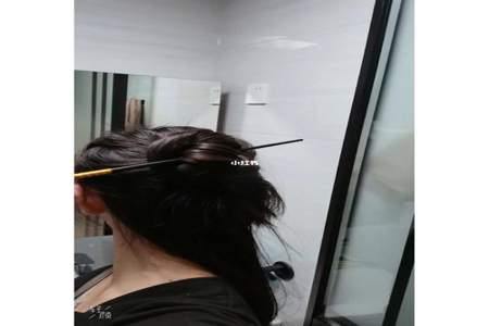 怎样用一跟筷子固定头发
