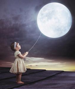 一个女人骑在月亮上猜字
