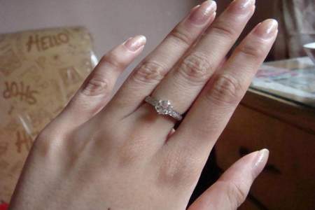 结婚戒指戴哪个手指吗