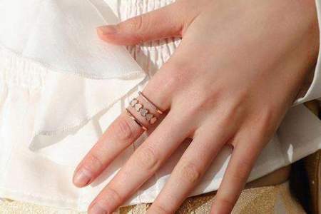 还没结婚的人不可以把戒指戴在无名指上么