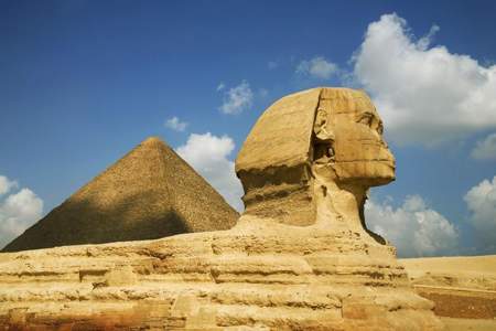 有谁知道埃及金字塔最大的占地面积是多大