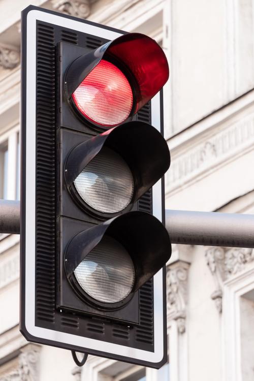 十字路口红绿灯是看路中间的还是看路边上的