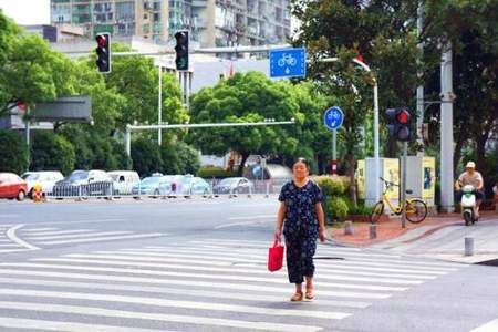 五个路人十字路口如何过马路