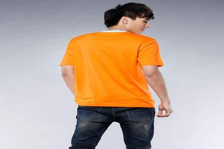 橙色短袖可以配白色短裤吗