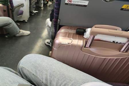 坐高铁能带一个行李箱背一个书包吗