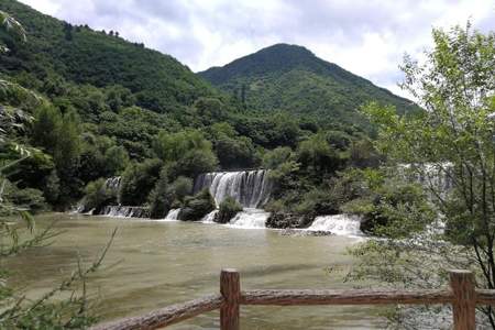 依山傍水小河沟出自哪里