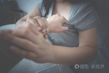 女人帮男人整理衣领正常吗