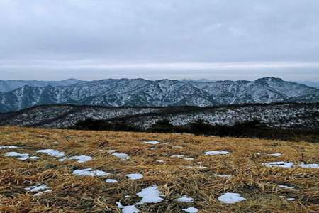 崇山峻岭的意思