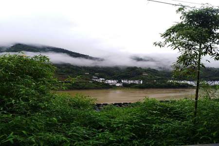 描述雨天山水的诗句