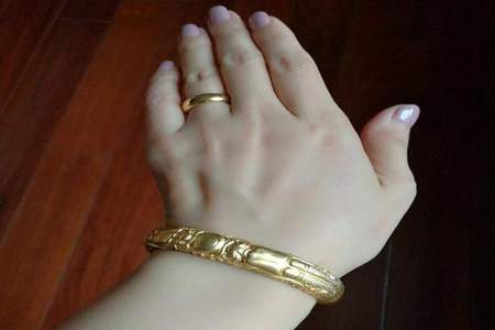 黄金戒指戴左手还是右手比较好
