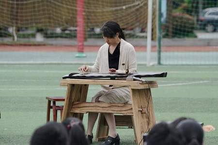 三春启群居全诗内容