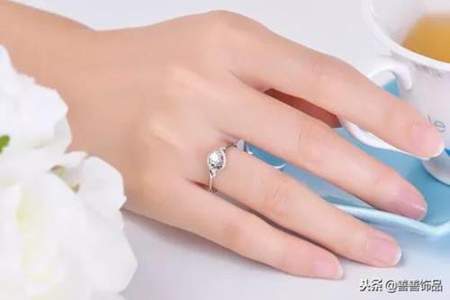 结婚的戒指戴在那根指头