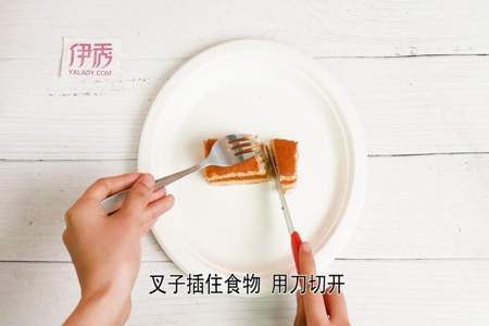 吃西餐时是左手拿刀右手拿叉还是左手拿叉右手拿刀