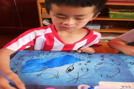 3~4岁幼儿艺术领域具有初步的艺术表现与创造能力的典型表现是什么