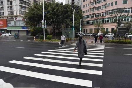 汽车人行靠马路的什么侧前进