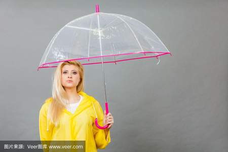 人为什么喜欢撑着伞站在雨里