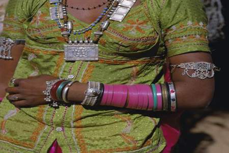 印度人戴的镯子是什么材质的