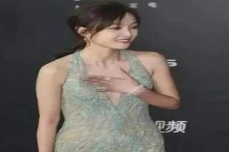 对于时不时捂胸的女生怎么看