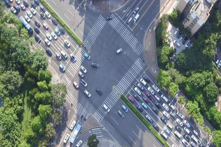 酒店在十字路口车怎么开