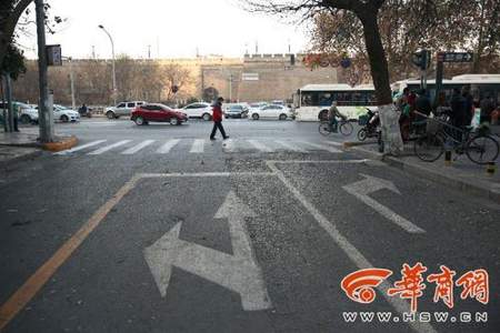 双车道十字路口怎么过