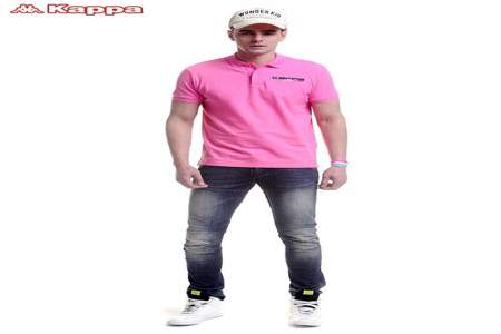 男士粉红色T恤搭配什么裤子和鞋子
