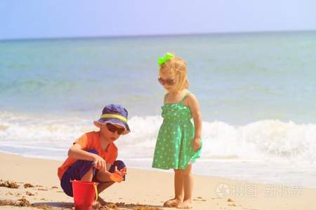 小孩在沙滩上铲沙子玩什么