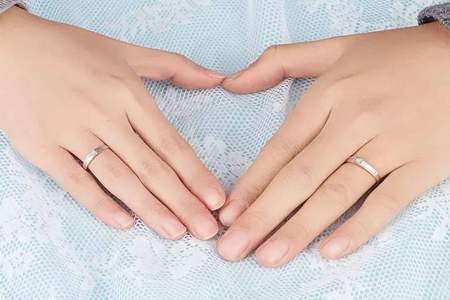 求婚戒指怎么给女生戴