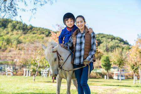 孙女和妈妈骑马的文案怎么写