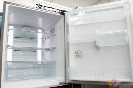 修冰箱把冰箱上面的门带去，是怎么回事