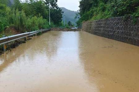 河道两边被冲垮了请怎么解块