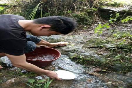 装山泉水怎么发朋友圈