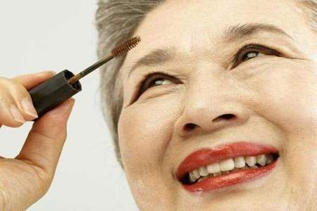 60岁女性怎么样保养脸部皮肤