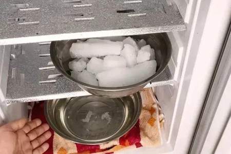 为什么可乐放冰箱结冰了再融化变成白色