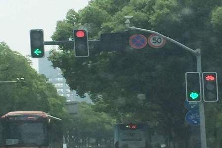 圆形红绿灯什么时候才能左转