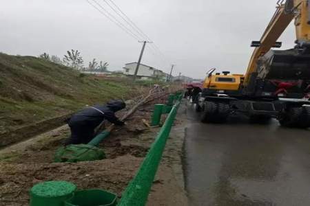 高速公路两边种树是什么原因