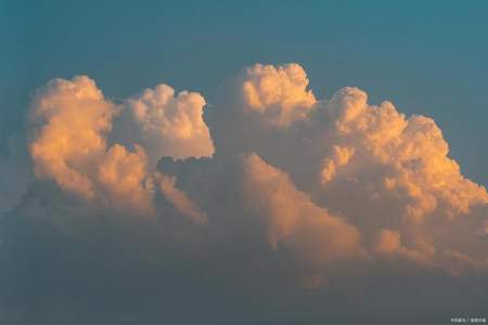 用比喻句描写天上的云像什么