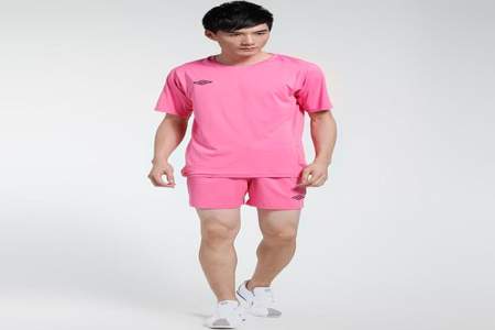 男士的粉色的T恤搭配什么色的裤子和鞋子