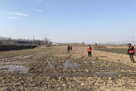 县上打的水泥渠让老百姓浇地村里建大棚把渠弄坏了浇不成地怎么办