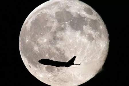 飞机撞向月亮会发生什么事情