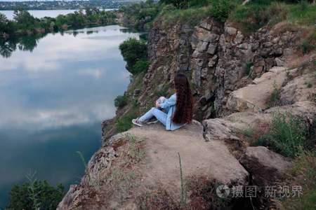 一个女人独自坐在江边是什么意思