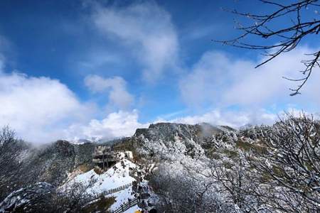 八月份去西岭雪山应该带什么衣服