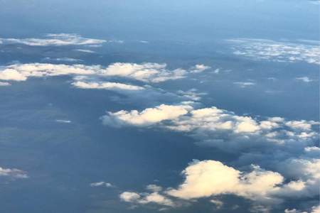 飞机上拍的云彩很漂亮用什么词来形容