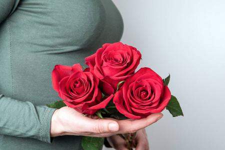 女生手里拿红玫瑰是什么意思