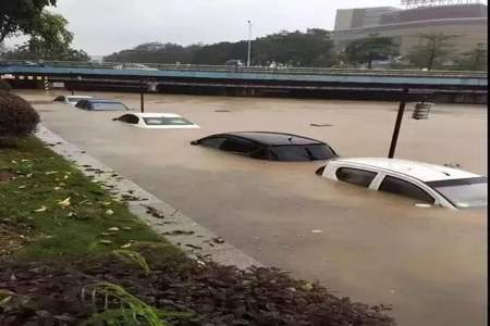 开车遇到大暴雨怎么发个朋友圈