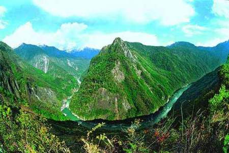 请问，雅鲁藏布江大峡谷海拔多少米
