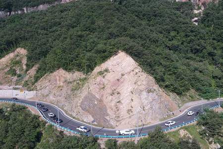 理论中傍山险路与堤坝路图有什么不同