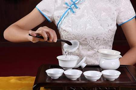 茶艺师给客人后需要用什么手势示意客人喝茶