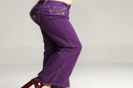 深紫色配什么裤子